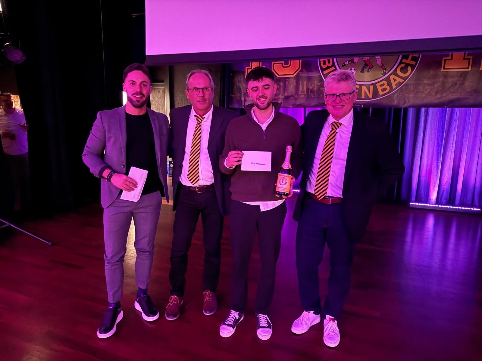 Spielerehrung: Niko Hellbusch für 204 Spiele