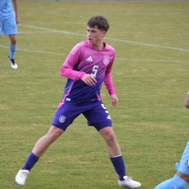Positive Nachricht vom Nachwuchs🔥

Ex-SKG Spieler Titus Veith wird demnächst sein Nationalmannschafts Debüt, bei der U15 des DFB , geben.💪🔥

Titus war bis zur D-Jugend Spieler unserer SKG , ehe er von Bickenbach zur Nachwuchsabteilung von Eintracht Frankfurt wechselte. ⚫️🟡💪

Herzlichen Glückwunsch Titus, mach weiter so.🔥👏

#nurdieSKG