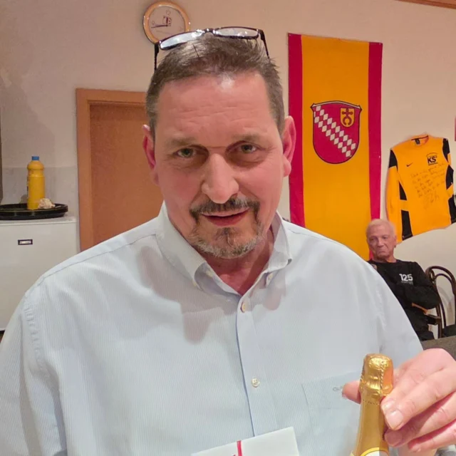 Seit 1999 ist er 1.Vorsitzender des Gesamtvereins der SKG! 

Bei der heutigen Jahreshauptversammlung des Gesamtvereins, stellte er sich nicht mehr zur Wahl, womit wir ihn nach 26 Jahren als Präsident verabschieden müssen. 

Wir sagen , Danke für 26 Jahre und wünschen dir alles Gute für die Zukunft 🔥

Als neuer 1.Vorsitzender des Gesamtvereins wurde Björn Satorius gewählt. ⚫️🟡

#nurdieSKG